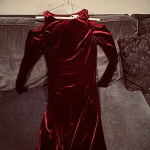 ON SALE
**LIKE NEW** White House Black Market velvet cold shoulder dress, SM